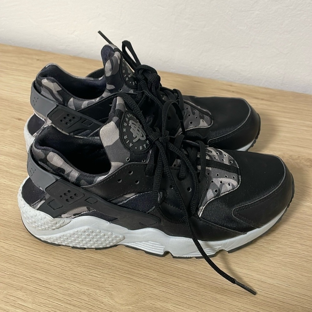Nike Air Hurache Black Women’s Camoflague Shoes Size 8